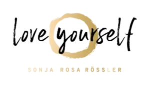 Offizielles Logo von Love Yourself Yoga mit dem Schriftzug von Sonja Rosa Rössler, deiner Expertin für die Yoga Ausbildung Wien, um professionell Yogalehrer werden zu können.