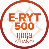 Rot-orangenes rundes Abzeichen mit der Aufschrift „E-RYT 500 – Yoga Alliance“, das einen erfahrenen Yogalehrer mit 500 Ausbildungsstunden ausweist.