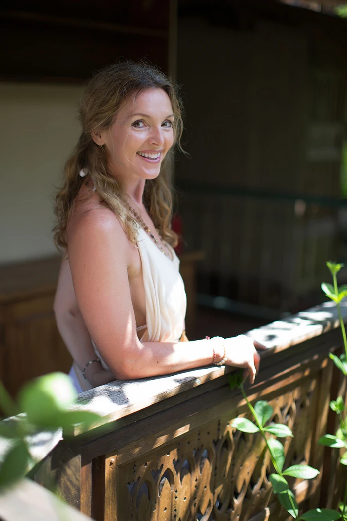 Sonja Rosa Rössler, die Gründerin von Love Yourself Yoga, lädt dich ein, in der persönlichen Atmosphäre der Yoga Ausbildung Wien authentisch Yogalehrer werden zu können.