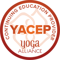 Rundes rot-orangenes Abzeichen mit der Aufschrift „Continuing Education Provider – YACEP – Yoga Alliance“, das eine Weiterbildungskompetenz im Yoga kennzeichnet.
